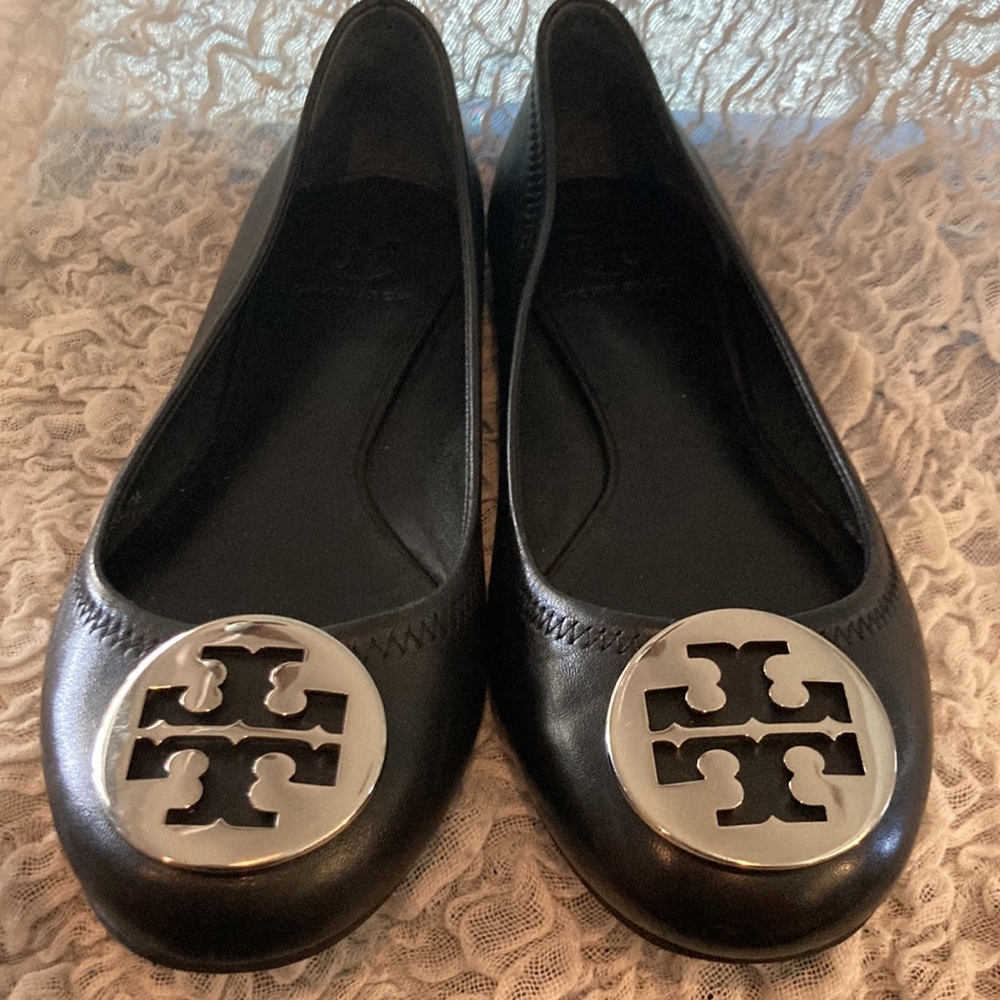 like new- Black Tory Burch flats size 7 with silver logo